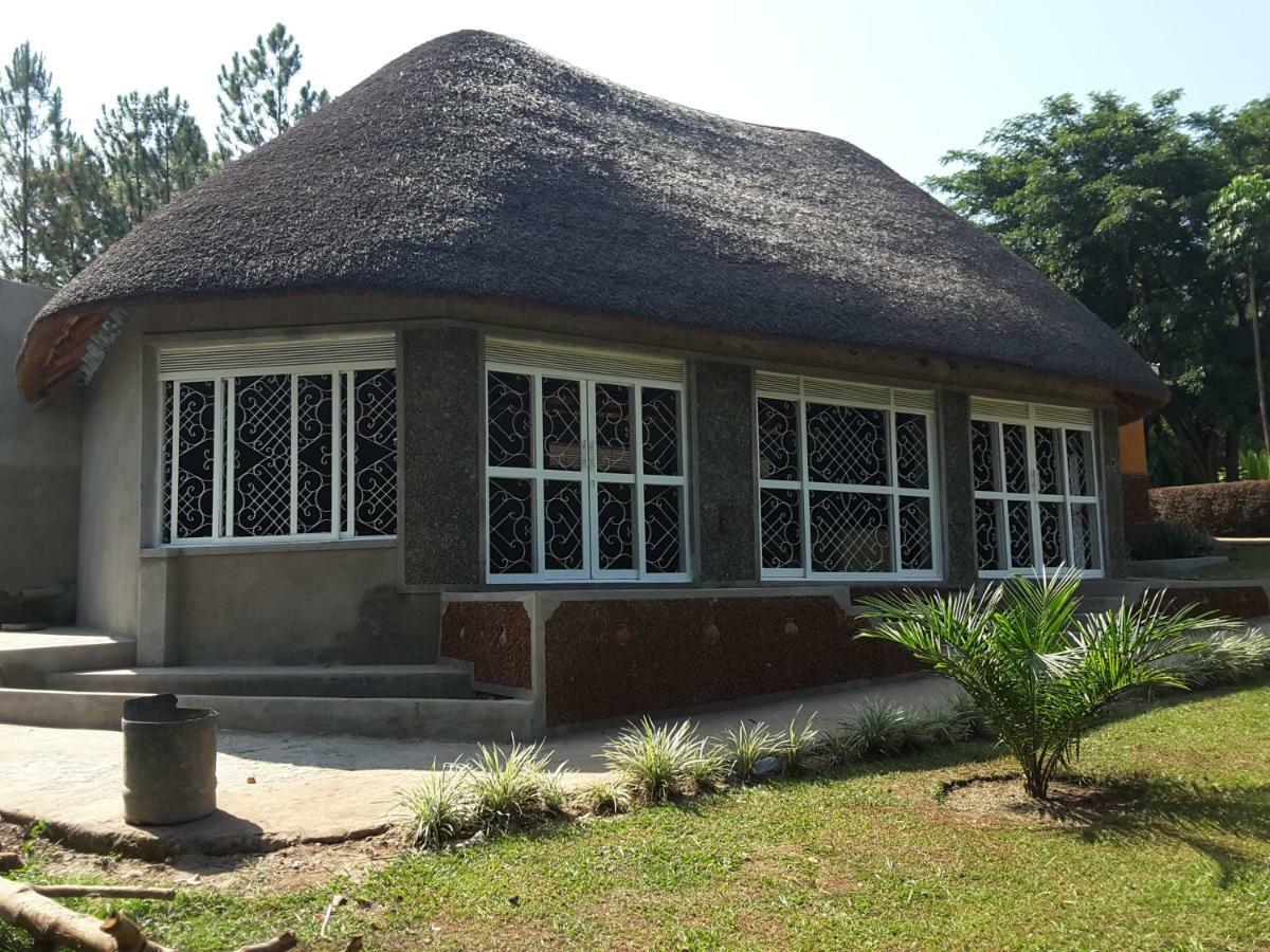 Lira Brownstone Country Home מראה חיצוני תמונה